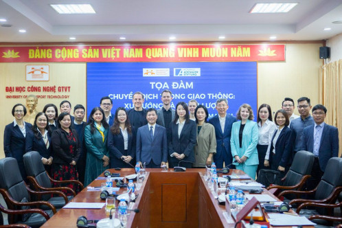 Gruppenfoto der Veranstaltung in Hanoi